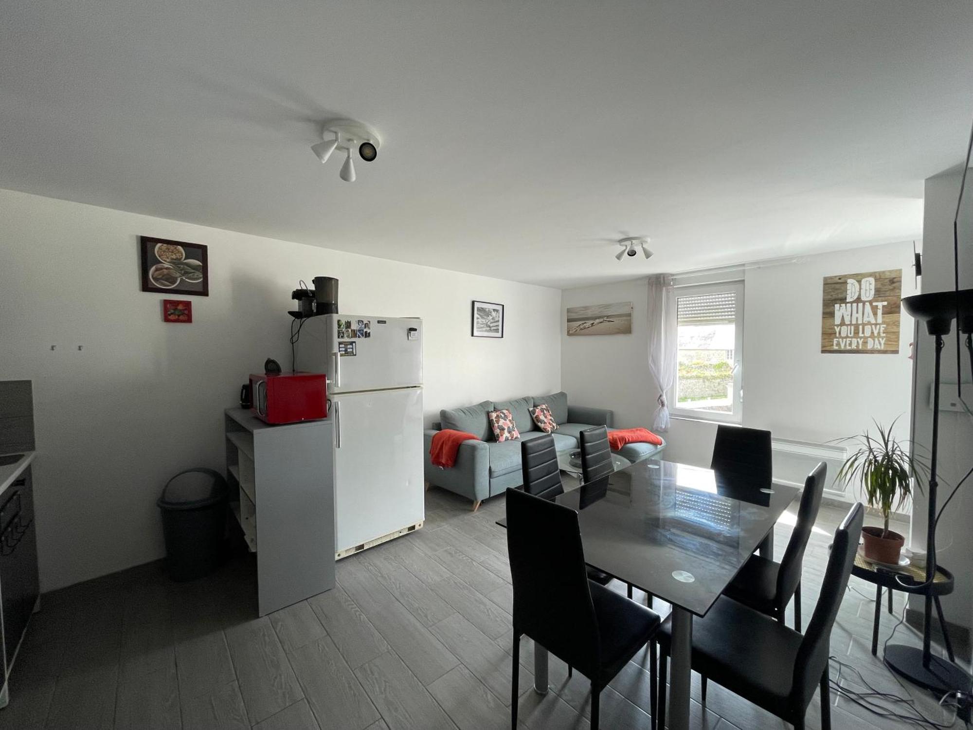 Apartment Spacious Omaha Duplex: 4-bedroom Retreat With Terrace