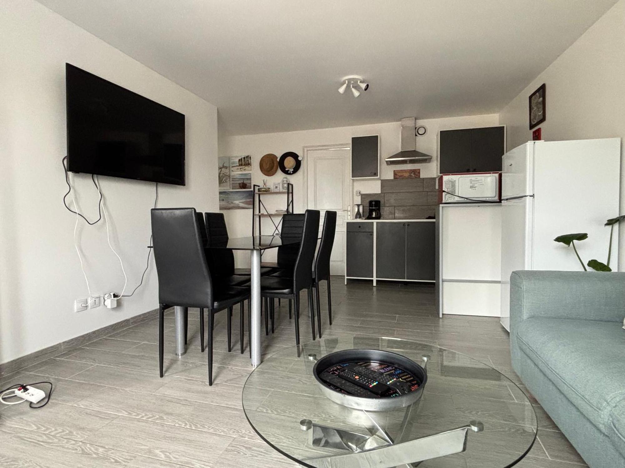 Apartment Spacious Omaha Duplex: 4-bedroom Retreat With Terrace *