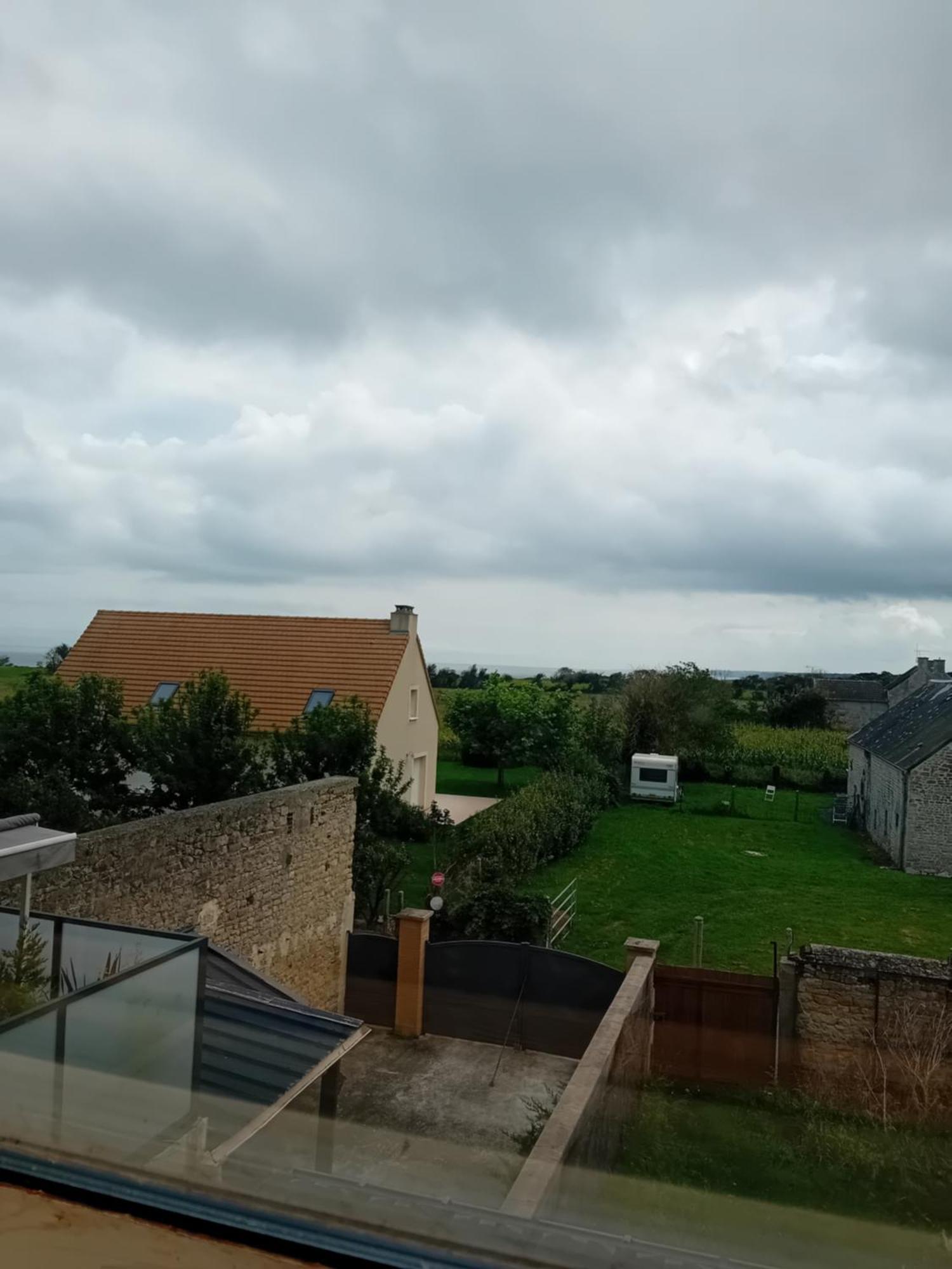 Les Mouettes Duplex Spacieux Petite Vue Sur Des Belle Terrasse Amenagee En Hauteur Pres Omaha Et Bayeux 800 M Et 300 M Superette