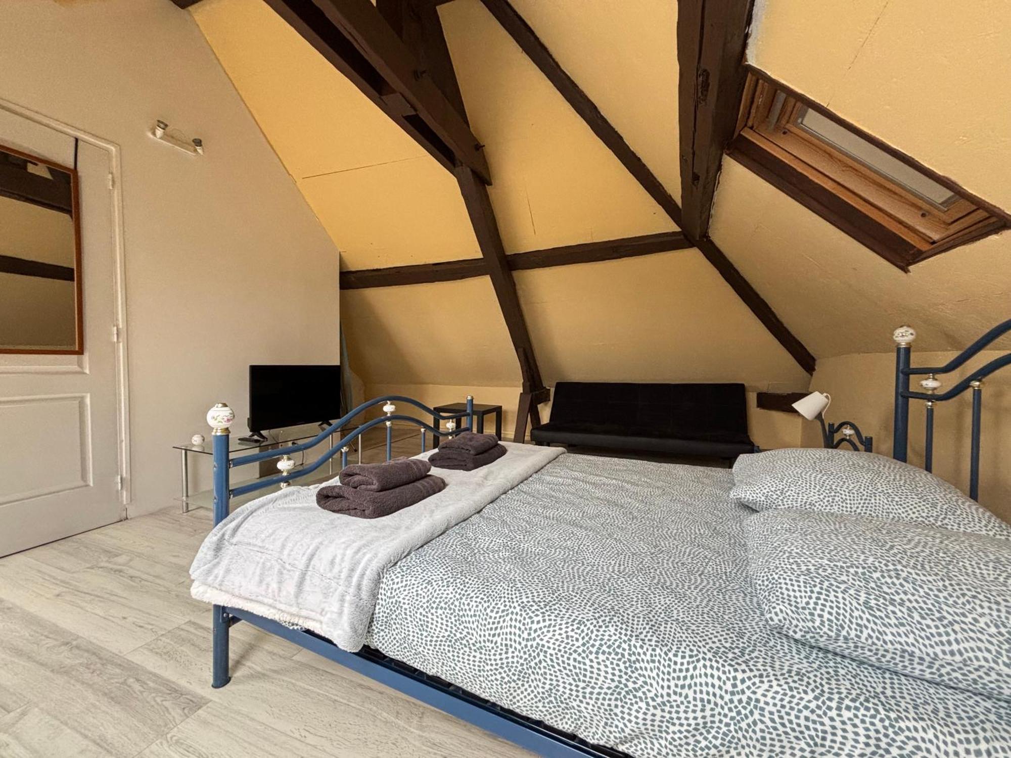 Spacious Omaha Duplex: 4-bedroom Retreat With Terrace *